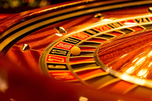 Wild Fireworks slot game interface showing reels, symbols, and payout table